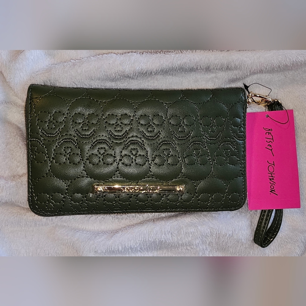 Betsey Johnson Military Green Skull Embroidered Wallet Wristlet - Picture 1 of 3